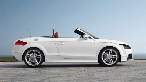 Voor wie de Audi TT niet sportief en snel genoeg vindt, kan zijn zinnen gaan zetten op de Audi TTS. Dit topmodel is voorzien van nog meer uiterlijk vertoon en beschikt over een tot het uiterste opgepe