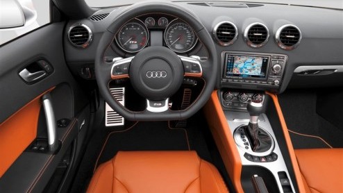 Voor wie de Audi TT niet sportief en snel genoeg vindt, kan zijn zinnen gaan zetten op de Audi TTS. Dit topmodel is voorzien van nog meer uiterlijk vertoon en beschikt over een tot het uiterste opgepe