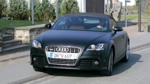 Het kan in Ingolstad niet op. Audi is druk doende een nog snellere TT te ontwikkelen. Er zijn natuurlijk altijd kopers die meer power willen dan de huidige 200 of 250 pk. De Audi TTS, hier als scoop, 