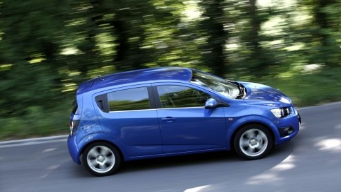 De Chevrolet Aveo zoals we die tot nu toe hebben gekend is bij ons nooit een hoogvlieger geweest. Het model was gebaseerd op de Daewoo Kalos en kon buiten zijn vriendelijke prijskaart niet echt potten