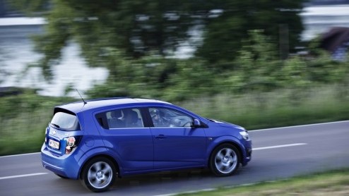 De Chevrolet Aveo zoals we die tot nu toe hebben gekend is bij ons nooit een hoogvlieger geweest. Het model was gebaseerd op de Daewoo Kalos en kon buiten zijn vriendelijke prijskaart niet echt potten