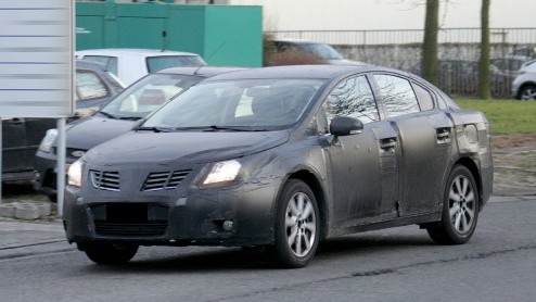 De spionagefotografen zijn deze week weer flink in de weer geweest. Vandaag kunnen we je de nieuwe Toyota Avensis laten zien die voor 2009 op de planning staat. Hij is natuurlijk nog wel dik ingepakt,