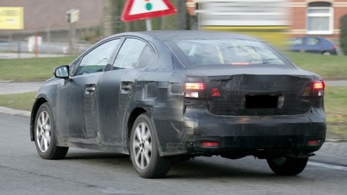 De spionagefotografen zijn deze week weer flink in de weer geweest. Vandaag kunnen we je de nieuwe Toyota Avensis laten zien die voor 2009 op de planning staat. Hij is natuurlijk nog wel dik ingepakt,