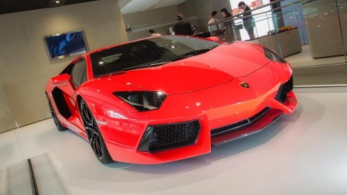 De Lamborghini Aventador LP 700-4 krijgt vanaf modeljaar 2013 de beschikking over een innovatief start/stop-systeem dat extreem snel werkt dankzij zogenaamde supercaps. Samen met cilinderuitschakeling