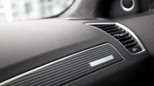Audi heeft de Q5 met kleine ingrepen vernieuwd, waarbij vooral aan de verfijning en afwerking is gedacht. Om de facelift kracht bij te zetten maakt een bijzondere verrassing zijn opwachting: de SQ5 me