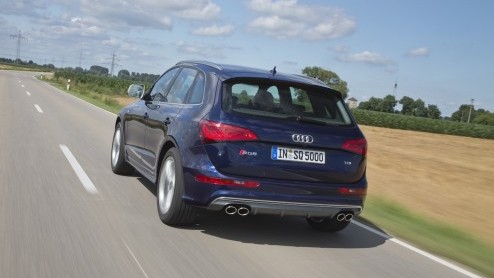 Audi heeft de Q5 met kleine ingrepen vernieuwd, waarbij vooral aan de verfijning en afwerking is gedacht. Om de facelift kracht bij te zetten maakt een bijzondere verrassing zijn opwachting: de SQ5 me