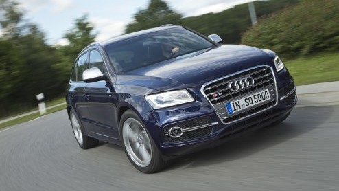 Audi heeft de Q5 met kleine ingrepen vernieuwd, waarbij vooral aan de verfijning en afwerking is gedacht. Om de facelift kracht bij te zetten maakt een bijzondere verrassing zijn opwachting: de SQ5 me