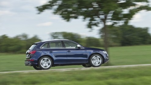 Audi heeft de Q5 met kleine ingrepen vernieuwd, waarbij vooral aan de verfijning en afwerking is gedacht. Om de facelift kracht bij te zetten maakt een bijzondere verrassing zijn opwachting: de SQ5 me