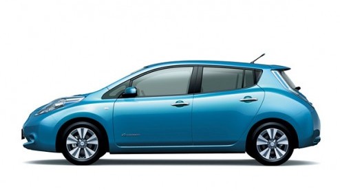 Nissan heeft in Japan een vernieuwde versie van de LEAF onthuld. De elektrisch aangedreven compacte middenklasser is visueel nauwelijks bijgepunt maar kan wel rekenen op een verbeterde aandrijflijn me