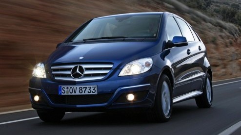 Na nog geen drie jaar vond Mercedes-Benz het tijd om de B-Klasse een facelift te geven. Da is geen donderslag bij heldere hemel, want we wisten dankzij de spionagebeelden al dat deze er aan zat te kom