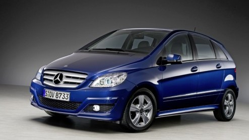 Na nog geen drie jaar vond Mercedes-Benz het tijd om de B-Klasse een facelift te geven. Da is geen donderslag bij heldere hemel, want we wisten dankzij de spionagebeelden al dat deze er aan zat te kom