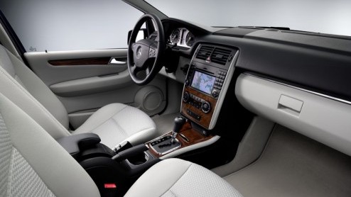 Na nog geen drie jaar vond Mercedes-Benz het tijd om de B-Klasse een facelift te geven. Da is geen donderslag bij heldere hemel, want we wisten dankzij de spionagebeelden al dat deze er aan zat te kom