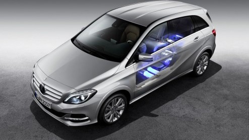 In navolging van zijn voorganger introduceert Mercedes-Benz weer een B-Klasse op aardgas. Het bivalente model heeft onder de noemer B200 Natural Gas Drive een 156 pk sterke 2.0 liter turbomotor onder 