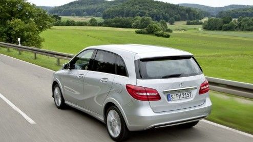 In navolging van zijn voorganger introduceert Mercedes-Benz weer een B-Klasse op aardgas. Het bivalente model heeft onder de noemer B200 Natural Gas Drive een 156 pk sterke 2.0 liter turbomotor onder 
