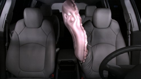 General Motors introduceert als eerste een front center airbag systeem, dat ontworpen is om bestuurders en voorpassagiers te beschermen bij aanrijdingen van opzij.