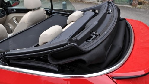 Autotest Volkswagen Beetle Cabriolet 1.4 TSI DSG Sport, een solide rijdende cabrio in een leuk jasje om lekker mee te toeren.