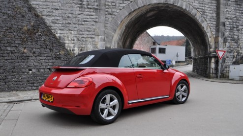 Autotest Volkswagen Beetle Cabriolet 1.4 TSI DSG Sport, een solide rijdende cabrio in een leuk jasje om lekker mee te toeren.