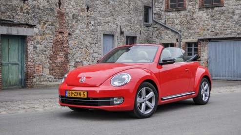 Autotest Volkswagen Beetle Cabriolet 1.4 TSI DSG Sport, een solide rijdende cabrio in een leuk jasje om lekker mee te toeren.