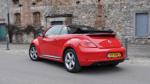 Autotest Volkswagen Beetle Cabriolet 1.4 TSI DSG Sport, een solide rijdende cabrio in een leuk jasje om lekker mee te toeren.