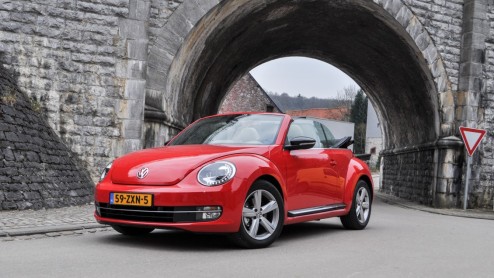 Autotest Volkswagen Beetle Cabriolet 1.4 TSI DSG Sport, een solide rijdende cabrio in een leuk jasje om lekker mee te toeren.