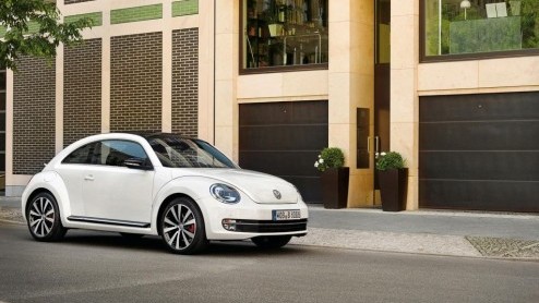 Begin december arriveert de gloednieuwe Volkswagen Beetle bij de Volkswagen, in drie uitvoeringen. Een goed moment om nu alvast de prijzen bekend te maken. De 1.2 TSI staat aan de basis en kost 19.990