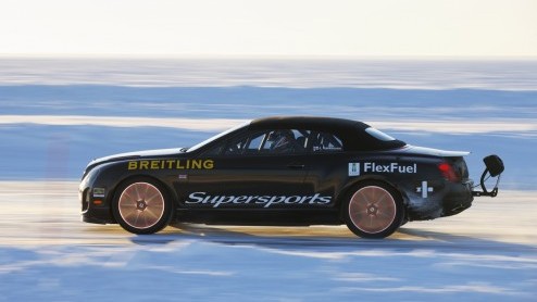 Met 330 km/u over het ijs rijden, waarom niet? Rallykampioen Juha Kankkunen kroop achter het stuur van een Bentley Continental Supersports Cabriolet en did the trick. Goed voor een wereldrecord!