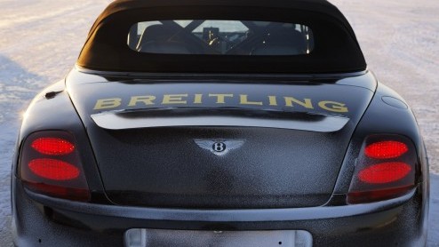 Met 330 km/u over het ijs rijden, waarom niet? Rallykampioen Juha Kankkunen kroop achter het stuur van een Bentley Continental Supersports Cabriolet en did the trick. Goed voor een wereldrecord!
