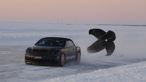 Met 330 km/u over het ijs rijden, waarom niet? Rallykampioen Juha Kankkunen kroop achter het stuur van een Bentley Continental Supersports Cabriolet en did the trick. Goed voor een wereldrecord!
