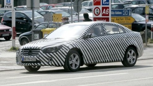 Het is niemand ontgaan dat steeds met Chinese autofabrikanten hun voet aan wal willen zetten in Europa. De Brilliance BS6, Landwind en modellen van Geely kwamen al voorbij, tot nu toe zonder veel succ