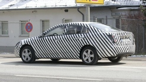 Het is niemand ontgaan dat steeds met Chinese autofabrikanten hun voet aan wal willen zetten in Europa. De Brilliance BS6, Landwind en modellen van Geely kwamen al voorbij, tot nu toe zonder veel succ
