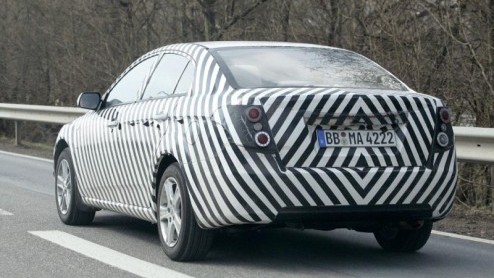 Het is niemand ontgaan dat steeds met Chinese autofabrikanten hun voet aan wal willen zetten in Europa. De Brilliance BS6, Landwind en modellen van Geely kwamen al voorbij, tot nu toe zonder veel succ