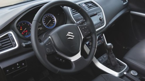 De nieuwe Suzuki SX4 staat nog niet eens in de showroom of de fabrikant heeft al gesleuteld aan de 1.6 benzinemotor om de CO2-uitstoot te verlagen. Goed voor inschaling in categorie 20% bijtelling.