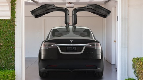 Tesla heeft - geheel volgens haar belofte - een nieuw model onthuld; de Tesla Model X. In tegenstelling tot de Tesla Roadster is het een luxueuze crossover met elektrische aandrijving voor zeven perso