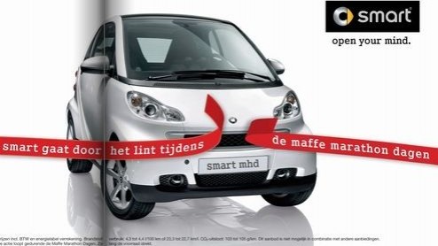 Smart weet zich op originele en verantwoorde wijze in het nieuws te brengen. Op de hoek van het Damrak en de Dam staat een exclusieve smart fortwo mhd marathon edition twee weken lang te schitteren in