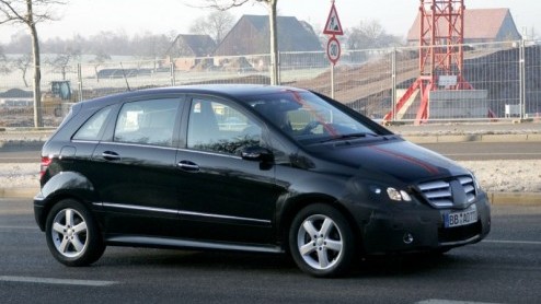We hebben nog een Mercedes scoop vandaag. De Mercedes B-klasse heeft volgens het merk een facelift verdiend. Hier is het rijdende bewijs. De verwachting is dat we deze praktische Benz volgend jaar in
