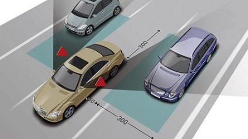 Inhalen op de snelweg. Voor rijbewijsbezitters vaak een koud kunstje. Wanneer de spiegels niet goed afgesteld aan zit een ongeluk in een klein hoekje. Mercedes-Benz speelt daarop in met de Blind Spot 