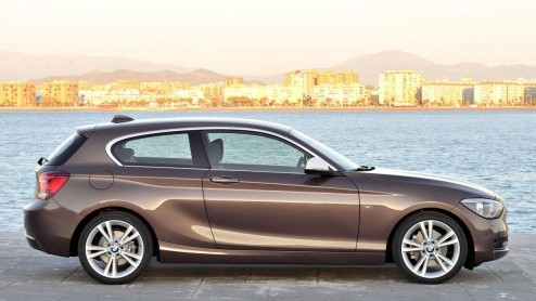 BMW heeft het doek getrokken van de nieuwe driedeurs 1 Serie en maakt gelijk ook van de gelegenheid gebruik om twee nieuwe motoren te introduceren: de 114i en M135i. Daarnaast doet de optie voor xDriv
