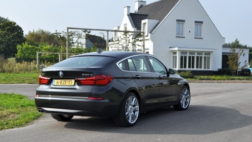 Autotest BMW 5 GT als 530d. BMW heeft de 5 Serie in het nieuw gestoken en ook de 5 Serie Gran Turismo ontkomt niet aan een facelift.