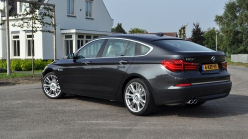 Autotest BMW 5 GT als 530d. BMW heeft de 5 Serie in het nieuw gestoken en ook de 5 Serie Gran Turismo ontkomt niet aan een facelift.