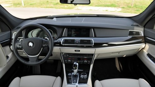 Autotest BMW 5 GT als 530d. BMW heeft de 5 Serie in het nieuw gestoken en ook de 5 Serie Gran Turismo ontkomt niet aan een facelift.
