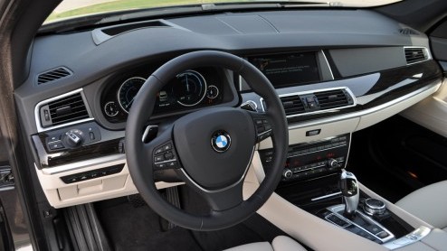 Autotest BMW 5 GT als 530d. BMW heeft de 5 Serie in het nieuw gestoken en ook de 5 Serie Gran Turismo ontkomt niet aan een facelift.
