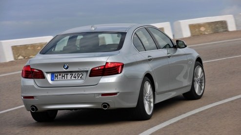 BMW heeft de 5 Serie subtiel vernieuwd. Nu ook met 518d beschikbaar. Bestelbaar vanaf 29 mei, prijzen 45.990 euro.