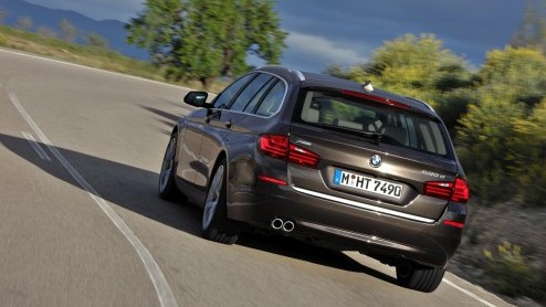 BMW heeft de 5 Serie subtiel vernieuwd. Nu ook met 518d beschikbaar. Bestelbaar vanaf 29 mei, prijzen 45.990 euro.