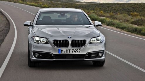 BMW heeft de 5 Serie subtiel vernieuwd. Nu ook met 518d beschikbaar. Bestelbaar vanaf 29 mei, prijzen 45.990 euro.