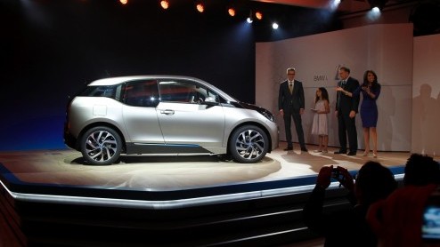 BMW i3 is mondiaal onthuld. Eerste elektrische BMW uit serieproductie, optioneel verkrijgbaar met range extender. Verkoop vindt plaats via BMW i agenten.