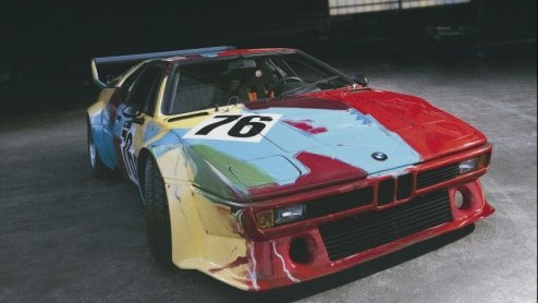 BMW Motorsport viert vandaag feest. In 1978 werd namelijk de BMW M1 geintroduceerd op de Autoshow in Parijs. Vriend en vijand kon zich vergapen aan de toen snelste voor straatgebruik geschikte racewag