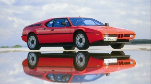 BMW Motorsport viert vandaag feest. In 1978 werd namelijk de BMW M1 geintroduceerd op de Autoshow in Parijs. Vriend en vijand kon zich vergapen aan de toen snelste voor straatgebruik geschikte racewag