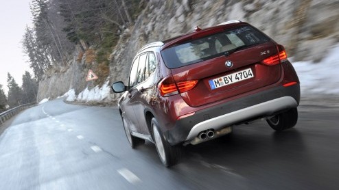 De lijfspreuk van BMW, Freude am Fahren, wordt mede mogelijk gemaakt door de heerlijke zes-in-lijn motoren van de fabrikant. Wat blijft daar nog van over in de X1 met de nieuwe xDrive 28i krachtbron,