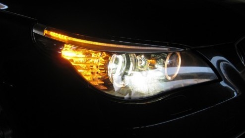 Vraag een willekeurige autoliefhebber naar een kernachtige omschrijving van een BMW. Grote kans dat sportiviteit, rijdersauto n achterwielaandrijving niet zullen ontbreken in het relaas. De Fnfer