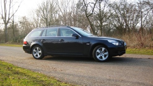 Vraag een willekeurige autoliefhebber naar een kernachtige omschrijving van een BMW. Grote kans dat sportiviteit, rijdersauto n achterwielaandrijving niet zullen ontbreken in het relaas. De Fnfer